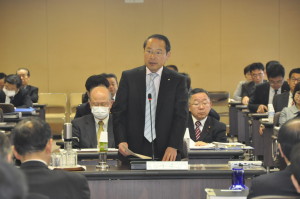 予算特別委員会で広島市の総合戦略などについて発言する若林新三議員