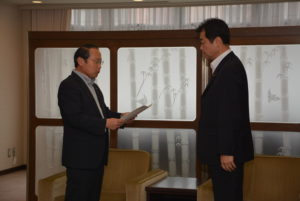 「新たな観光資源の創出」について特別委員会の報告書を永田雅紀議長（右）に提出する若林新三委員長（左）
