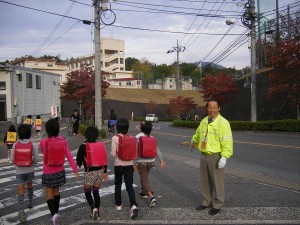 毎朝の交通安全指導。子どもたちの見守りとあいさつ運動も兼ねています。